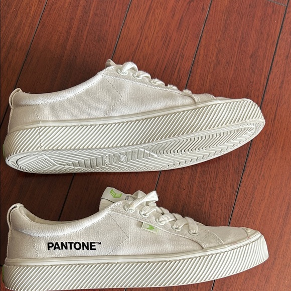 Cariuma White Sneakers - Picture 3 of 6